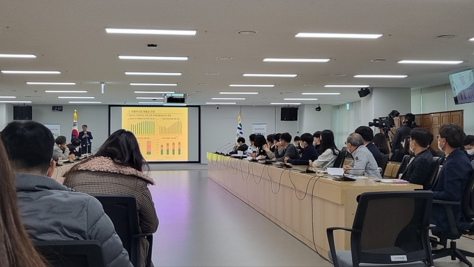 ‘기회경기 혁신포럼-경바시(경기도를 바꾸는 시간) 시즌1’ 특강을 듣는 김동연 경기도지사와 도청 직원들 (사진=김혜진 기자)