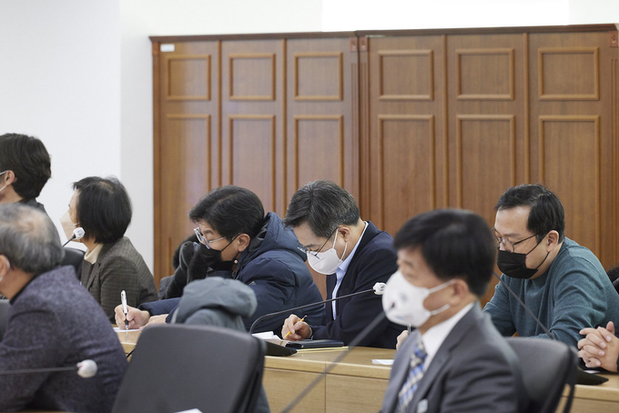 지난 20일 오전 경기도청 4층 다목적회의실에서 열린 기회경기 혁신포럼 ‘경바시(경기도를 바꾸는 시간)’에서 김동연 경기도지사가 발표를 경청하고 있다. (사진=경기도 제공)