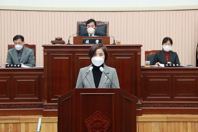 21일 구리시의회 320회 임시회에서 이경희 의원이 '구리시 신생아 출생 장려 및 다자녀 가정 지원에 관한 조례 일부 개정 조례안'울 발의하고 있다. (사진=구리시의회 제공)