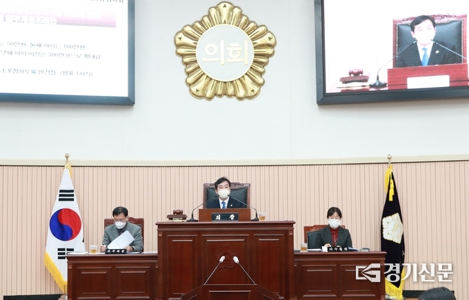 구리시의회가 21일 사흘간의 임시회 일정을 끝으로 올해 의정 활동을 마무리 했다. 권봉수 의장은 새해에는 시민의 의견을 존중하며 시민과 함께하는 의정활동을 펼치겠다고 다짐했다. (사진=구리시의회 제공) 