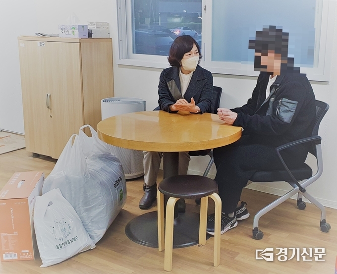 남양주시는 18세가 돼 홀로서기에 나서는 자립 준비 청년 가정에 방문해 겨울용품을 배부했다. 시 관계자가 한 청년을 만나 용품을 전달하고 격려하고 있다. (사진=남양주시 제공)