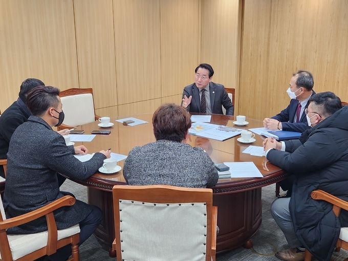 지난 20일 용현‧학익1블록 1단지 입주예정자협의회가 유정복 인천시장과 간담회를 진행하고 있다. ( 사진 = 인천시 제공 )
