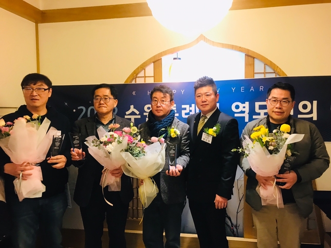 21일 수원시 긴자에서 열린 2022 수원특례시 역도인의 밤 행사에서 공로패, 감사패를 수여한 변도영 수원시역도연맹 회장(오른쪽 두번째)이 기념사진을 찍고 있다. (사진=유창현 기자)
