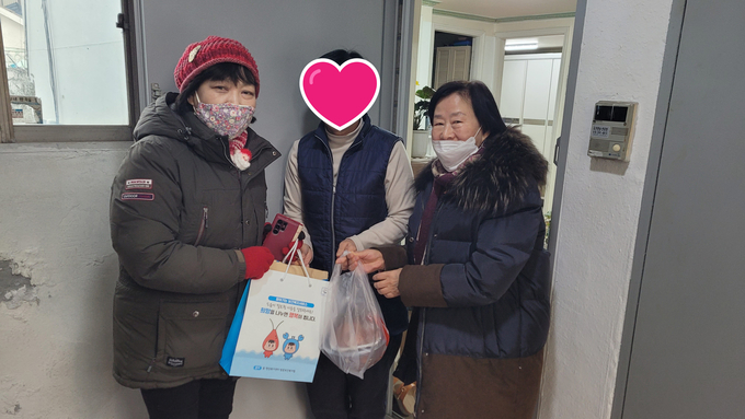 인천 남동구 만수2동 행정복지센터에서 지역 한부모가정에 음식을 전달하고 있다. ( 사진 = 남동구 제공 )