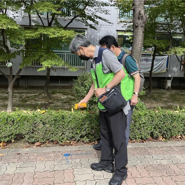 지역난방 안전 실버지킴이가 수원사업소 관내 지열발생 지점을 점검하고 있다. (사진=한국지역난방공사 제공)