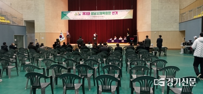12시부터 시작된 정견발표에 30명 남짓 유권자만이 경청하고 있다. (사진=김대성 기자)