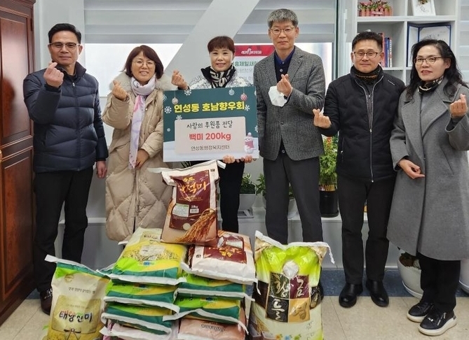 박미화 연성동 호남향우회장은 연성동 행정복지센터에 저소득 소외 계층을 위한 사랑의 백미 200kg를 전달했다.(사진=시흥시 제공)