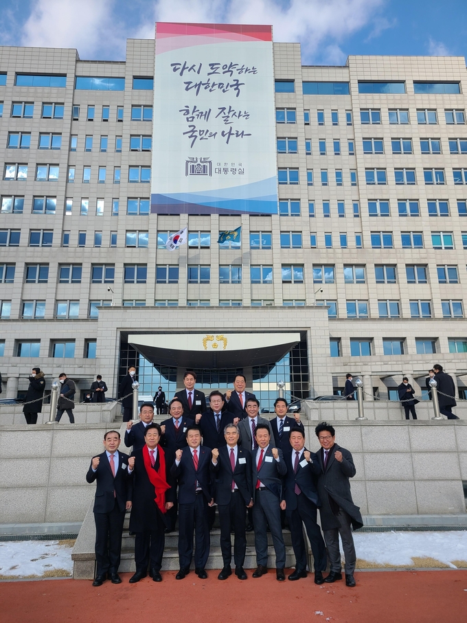 대한민국시‧도의회의장협의회는 22일 용산 대통령실에서 윤석열 대통령과 오찬 정담회를 가지며 지방의회 발전을 위한 주요 현안을 논의했다. (사진=경기도의회 제공)