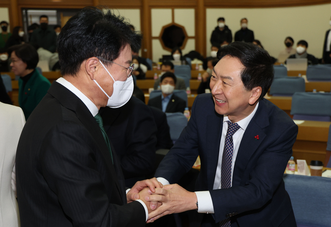 국민의힘 김기현 의원(오른쪽)과 장제원 의원이 지난 21일 오전 서울 여의도 국회 의원회관에서 열린 국민의힘 '국민공감' 2차 공부 모임에서 악수하고 있다. (사진=연합뉴스)