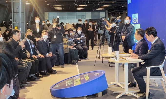 김동연 경기도지사는 22일 ‘화성시 기업 100인 맞손토크’에서 미래 산업을 준비하는 기업인 100명의 애로사항을 청취하고 도의 미래 먹거리 산업 발굴을 위한 포부를 전하는 등 허심탄회한 소통을 나눴다. (사진=김혜진 기자)