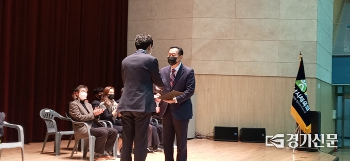 이용기 당선인이 선거관리위원장으로부터 당선증을 받고 있다. (사진=김대성 기자)
