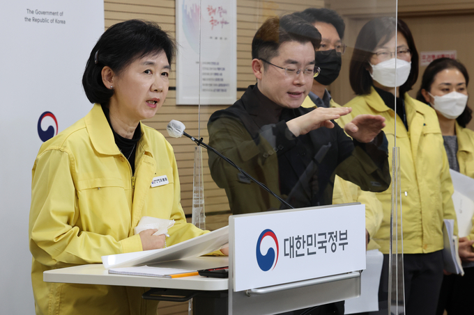  방대본 위영장인 지영미 질병관리청장이 23일 코로나19 대응 정례브리핑에서 실내마스크 의무화 조정계획 등을 발표했다. (사진=연합뉴스 제공)