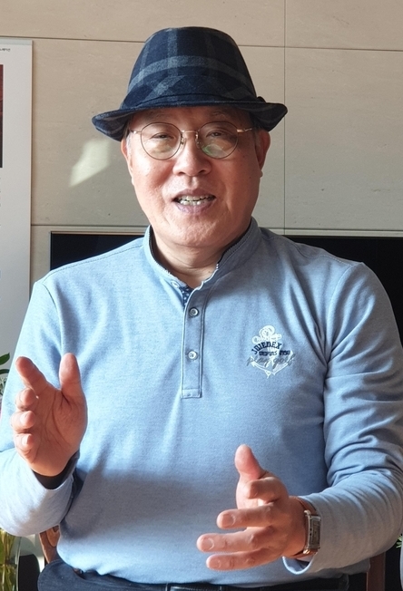 김윤배 작가가 이번 개인전에 대해 설명하고 있다.(사진-이화우 기자)