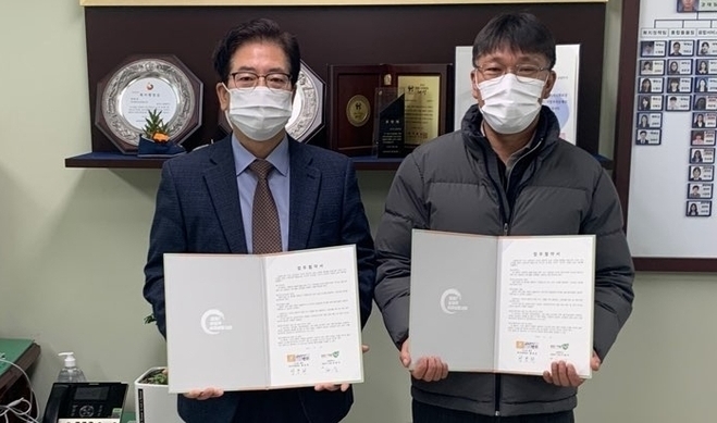 남양주시는 22일 이사 전문 업체인 '이사의 명인'과 업무 협약을 체결하고 취약계층에게 무료 이사 서비스를 제공 하기로 했다. 사진 왼쪽은 최재웅 남양주시 복지국장, 오른쪽은 이사의 명인 황용화 대표..(사진=남양주시 제공)