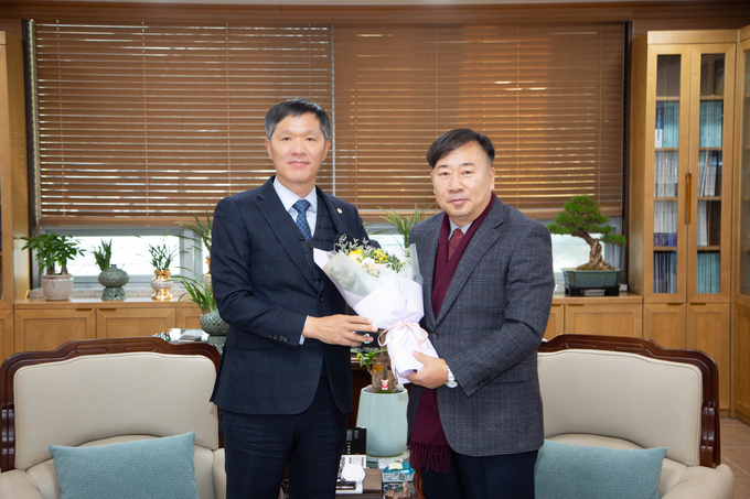 김현택 남양주시의회 의장이 23일 남양주시의회를 내방 한 윤성현(오른쪽) 체육회장 당선인을 접견했다.(사진=남양주시의회 제공)
