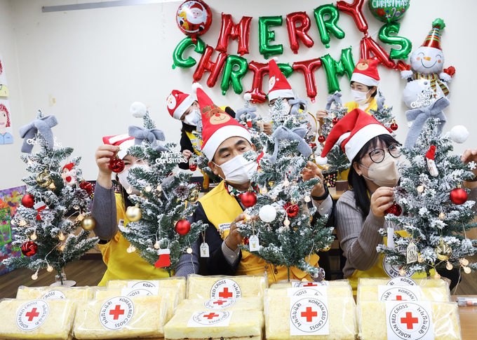  22일 오전 경기도 안산시 대한적십자사 경기도지사 서남봉사관에서 안산광덕봉사회 봉사자들이 희망풍차 결연세대에 전달할 크리스마스트리와 빵을 준비하고 있다. (사진=연합뉴스)