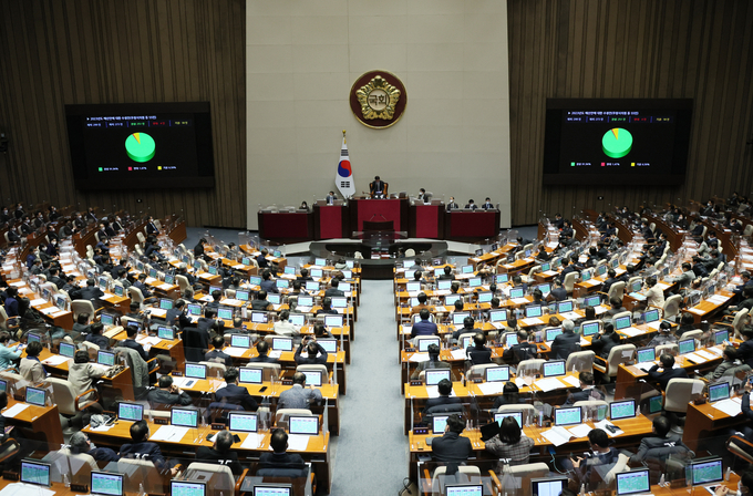  24일 새벽 국회 본회의에서 2023년도 예산안에 대한 수정안이 의결 통과되고 있다. (사진=연합뉴스)
