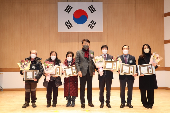 하은호 군포시장이 군포시니어클럽 2022년도 노인일자리 사업보고회에에 참석해 유공자들을 표창했다.(사진= 군포시 제공)