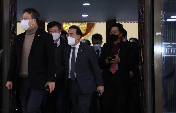 24일 새벽 국회 본회의에서 2023년도 예산안이 의결 통과된 뒤 본회의가 끝난 뒤 여야 의원들이 본회의장을 나서고 있다. (사진=연합뉴스)