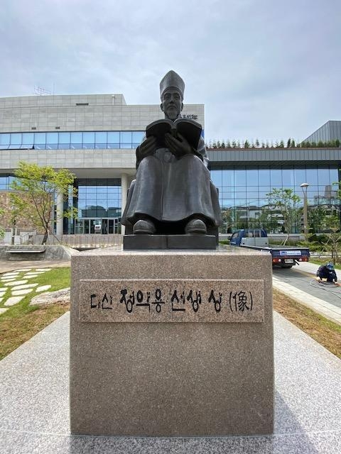 다산 정약용 선생 동상.조안면 능내리 유적지에 있었으나 2020년 5월 정약용도서관 광장으로 옮겨 졌다.(사진=남양주시 제공)