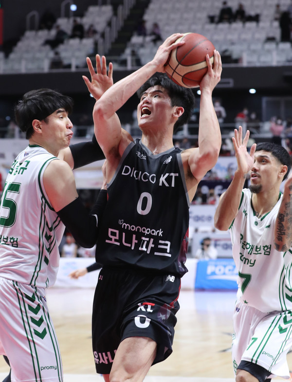 25일 수원 kt 소닉붐 아레나에서 열린 2022~2023 SKT 에이닷 프로농구 수원 kt와 원주 DB의 경기에서 kt 하윤기가 슛을 시도하고 있다. (사진=KBL 제공)