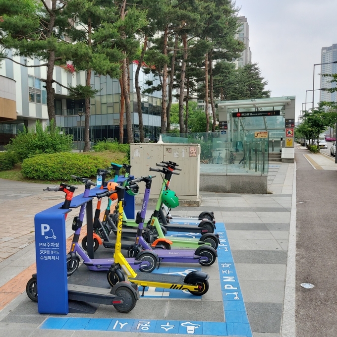 수원시 내에 마련된 개인형 이동장치 주차장 (사진=경기도 제공)