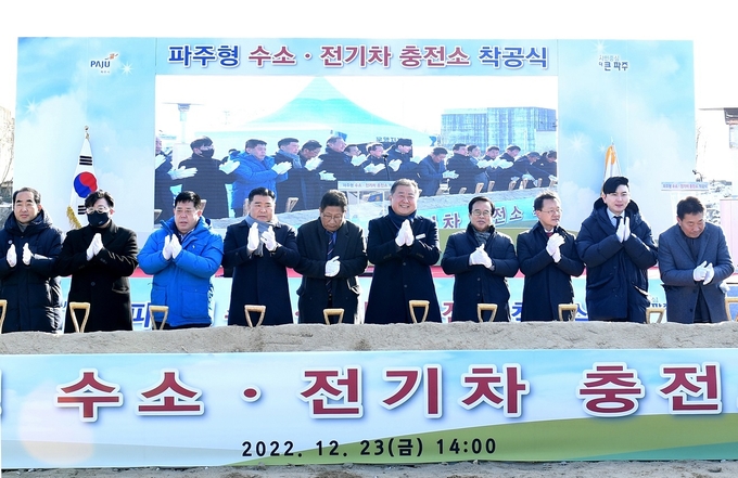 김경일 파주시장(우측5번째) 등 관계자들이 참석 착공식을 가졌다(사진=파주시 제공)