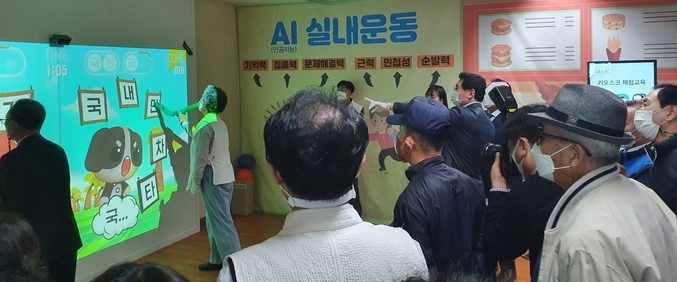 <strong>AI 실내운동 콘텐츠를 즐기는 어르신들.(사진=용인시 제공)</strong>