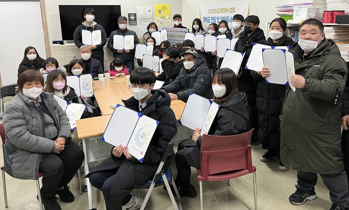 참교육장학사업회는 지난 23일 참교육장학사업회 사무실에서 ‘2022년 꿈이음 참교육장학사업회 장학금 전달·장학증서 수여식’을 진행했다. ( 사진 = 참교육장학사업회 제공 )