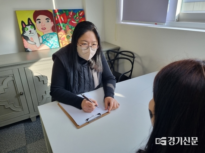 남양주시 관내 발달장애인 부모상담 기관의 상담사가 한 부모를 대상으로 상담을 하고 있다.(사진=남양주시 제공)