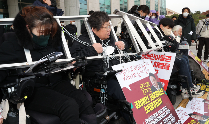 박경석 전국장애인차별철폐연대(전장연) 대표 등 장애인단체 회원들이 지난 6일 국회 의원회관 앞에서 장애인권리예산 보장을 촉구하며 시위를 벌이고 있다. (사진=연합뉴스 제공)