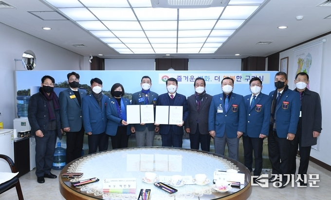 구리시와 관내 5개 로터리클럽이 자원봉사 활성화를 위한 업무협약식을 23일 시청 민원상담관실에서 개최했다.(사진=구리시 제공)