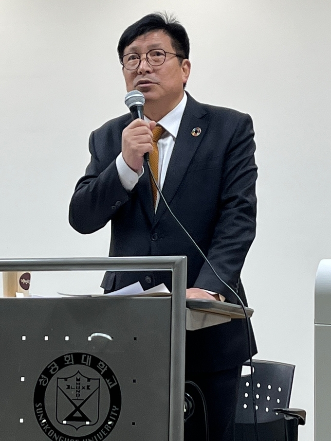 도성훈 인천시교육감이 지난 23일 서울 구로구 성공회대에서 교육대학원 민주시민교육전공 학생 등을 대상으로 강연하고 있다. ( 사진 = 인천시교육청 제공 )