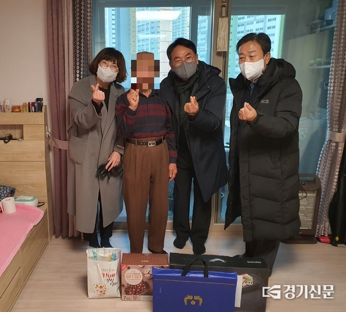 남양주시 다산행정복지센터 관계자가 23일 관내의 100세 이상 노인 가정을 방문해 선물을 전달했다.(사진=남양주시 제공)