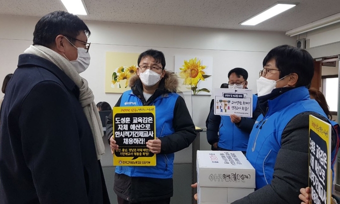 도성훈 교육감(왼쪽)이 안봉한 전교조 인천지부장에게 서명부를 전달받고 있다. ( 사진 = 전교조 인천지부 제공 )