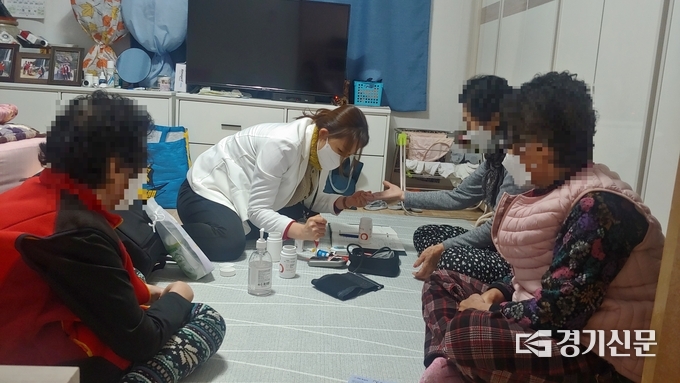남양주풍양보건소 간호사가 한파를 잘 나도록 어르신 가정을 직접 방문해 건강관리 요령 등을 설명하고 있다.(사진-남양주시 제공)