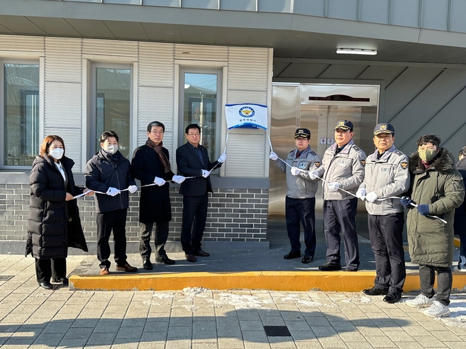박남수광주도시관리공사사장과 변종문 광주경찰서 서장등 직원들이 광주역세권 공영주차장에서 범죄예방 우수인증 주차장 인증패 현판식을 진행하고 있다 광주도시관리공사 제공