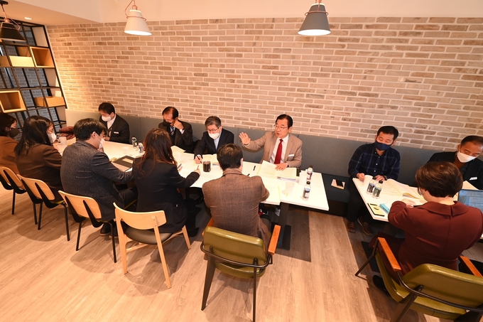 이현재시장과 시민대표등이 참여해 하남시 2023년 새해 업무보고를 받고 있다 .(사진=하남시 제공)