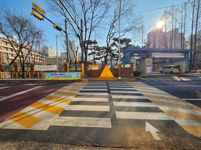 하남시가, 적극행정을 통한 창우초등학교 정문 앞 횡단보도 신호등을 설치로 어린이 안전을 확보와 교통불편을 해소했다.(사진=하남시 제공)