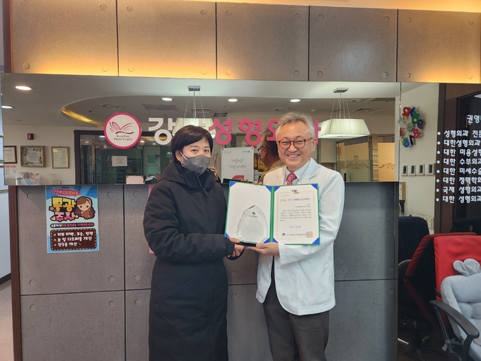 1388청소년지원단 우수활동자 선정“오산 강남성형외과 권영대 원장”(사진=오산시 제공)