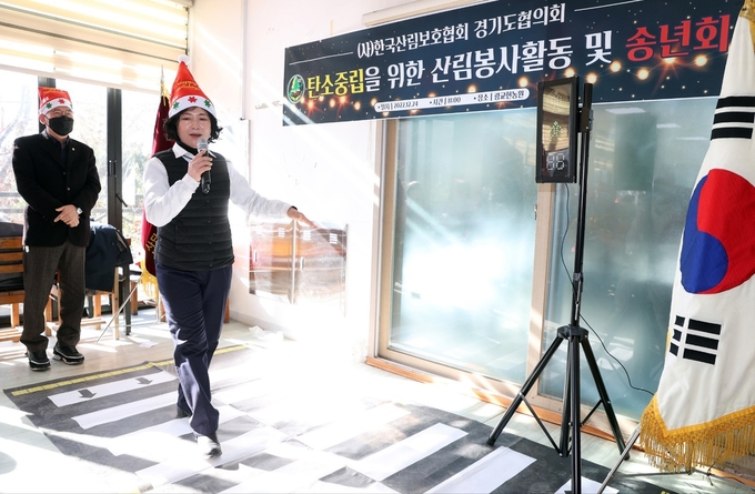 김희라 사무국장이 산타 모자를 쓰고 ‘어르신 교통안전 교육’을 선보이고 있다.(사진=(사)한국산림보호협회 제공)