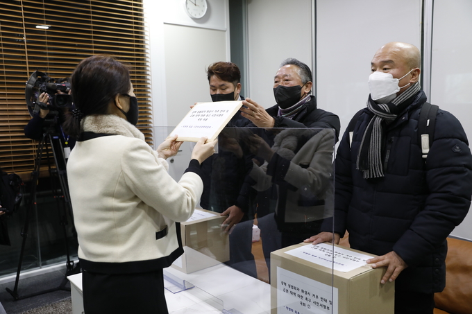 화성시민비상대책위원회는 27일 국회와 법무부에 연쇄 성범죄자 주거대책 마련 및 치료감호를 위한 법 개정 촉구 건의문’을 전달했다( 사진제공/화성시)