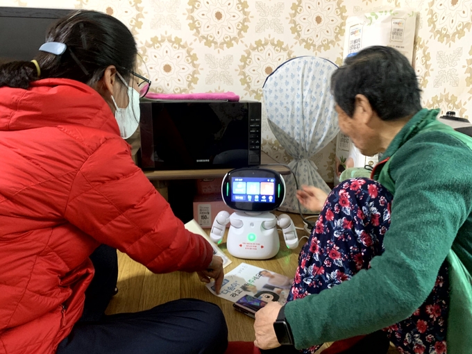 인천 강화군보건소 관계자가 이상징후가 확인된 노인 가정을 방문해 건강점검을 하고 있다. ( 사진 = 강화군 제공 )