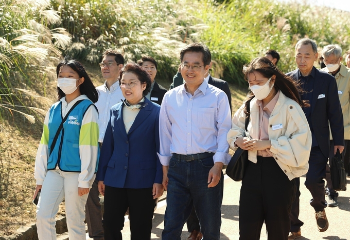 지난 10월 8일 김동연 경기도지사가 도민들과 함께 도담소에서 도민소통 간담회가 열리는 행궁동으로 걸어서 이동하는 맞손동행을 하고 있다. (사진=경기도 제공)