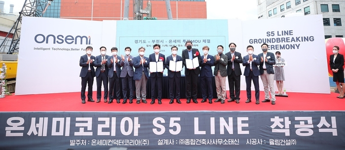 지난 7월 7일 부천시 온세미코리아에서 열린 경기도-부천시-온세미 투자협약식에서 김동연 경기도지사가 관계자들과 함께 기념촬영을 하고 있다. (사진=경기도 제공)