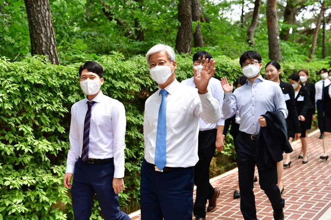 신입직원 봉녕사 산책하는 이민우 이사장 (사진=경기신보 제공) 