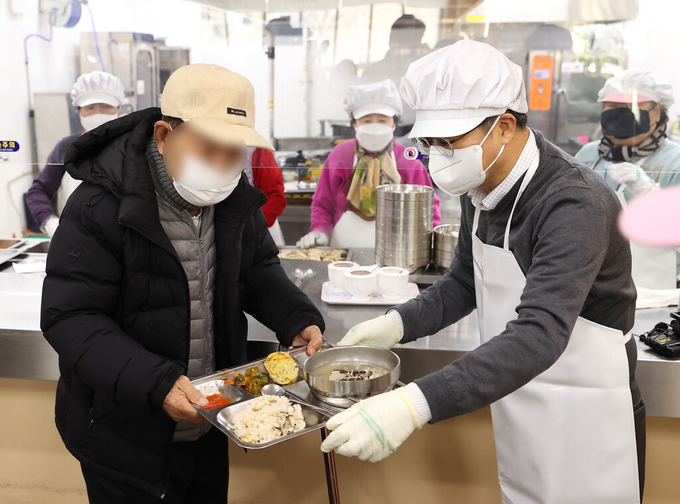 27일 오전 수원 율전동 밤밭노인복지관에서 김동연 경기도지사는 공익형 노인 일자리 현장을 방문해 배식일을 돕고 있다. (사진=경기도 제공) 