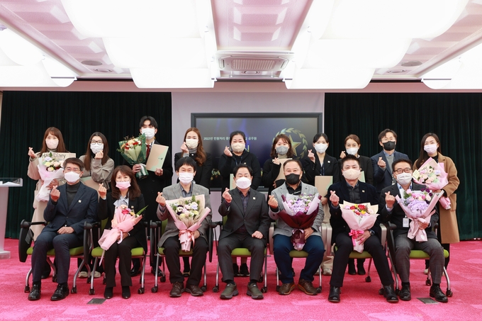 남양주시는 27일 「2022년 민원처리 종합평가」 우수 부서·직원 및 「2022년 하반기 친절공무원」 선정 직원에게 표창장과 부상을 수여했다.(사진=남양주시 제공)