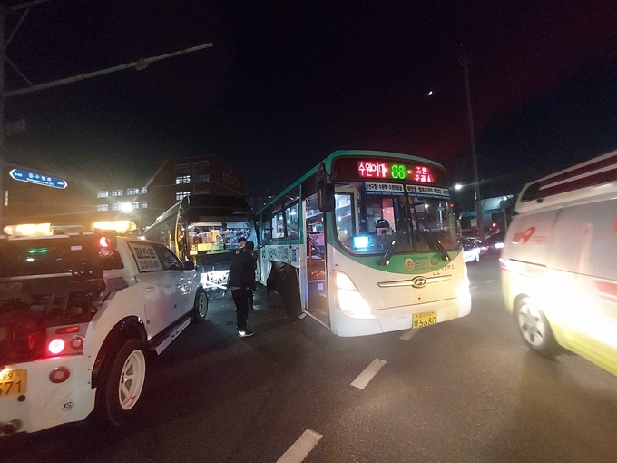  수원시 경기아트센터 사거리에서 버스와 차량이 연달아 부딪혀 6명이 경상을 입었다. (사진=경기도소방재난본부 제공)