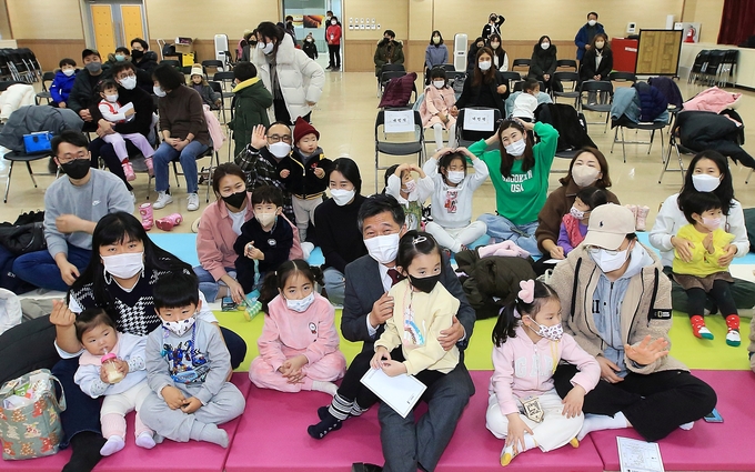 지난 23일 남동구 평생학습관에서 열린 ‘2022년 행복한 남동 아이사랑 가족 축제’에서 박종효 구청장과 주민들이 모여 사진을 촬영하고 있다. ( 사진 = 남동구 제공 )